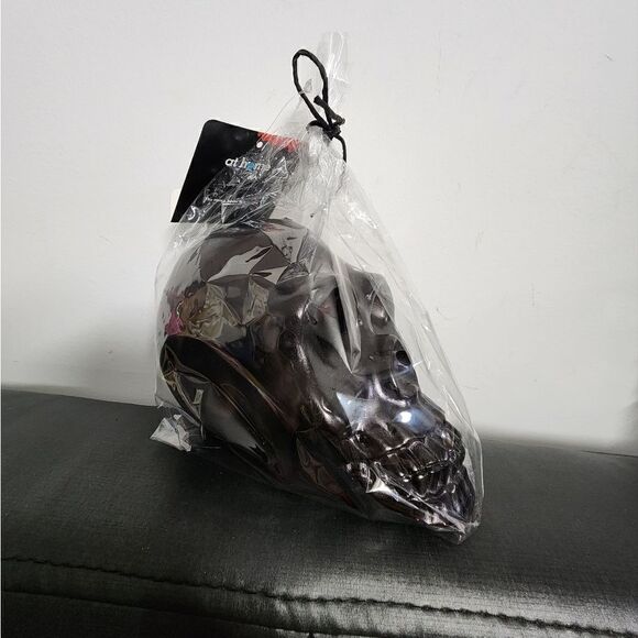 Nwt Unscented Halloween Bleeding Skull Figural Candle, 4.5 inches, Black - Picture 5 of 5